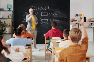 Mejorar la acústica de una clase ruidosa es imprescindible para proteger el entorno de aprendizaje de los estudiantes y la salud de todos los usuarios. Las implicaciones de una mala acústica de la sala pueden ser abrumadoras. Los estudiantes no aprenden y es bien sabido que el maestro es medido por los resultados. Las calificaciones bajan, el financiamiento de la escuela se reduce debido a la baja productividad y el ciclo continúa. Si el aula designado para dar clases se trata adecuadamente para una acústica superior, los estudiantes se encuentran en un ambiente de aprendizaje más favorable, las calificaciones mejoran, la clasificación de los maestros mejora y los fondos regresan al distrito escolar. La insonorización de un aula juega un papel clave en el éxito del proceso educativo