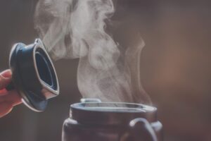 En la industria de la construcción, la permeabilidad al vapor de agua es un factor crucial para garantizar la durabilidad y la salud de las estructuras. Las membranas acústicas proyectadas no solo cumplen con su función principal de mejorar el aislamiento acústico, sino que también ofrecen una característica esencial: la permeabilidad al vapor de agua.